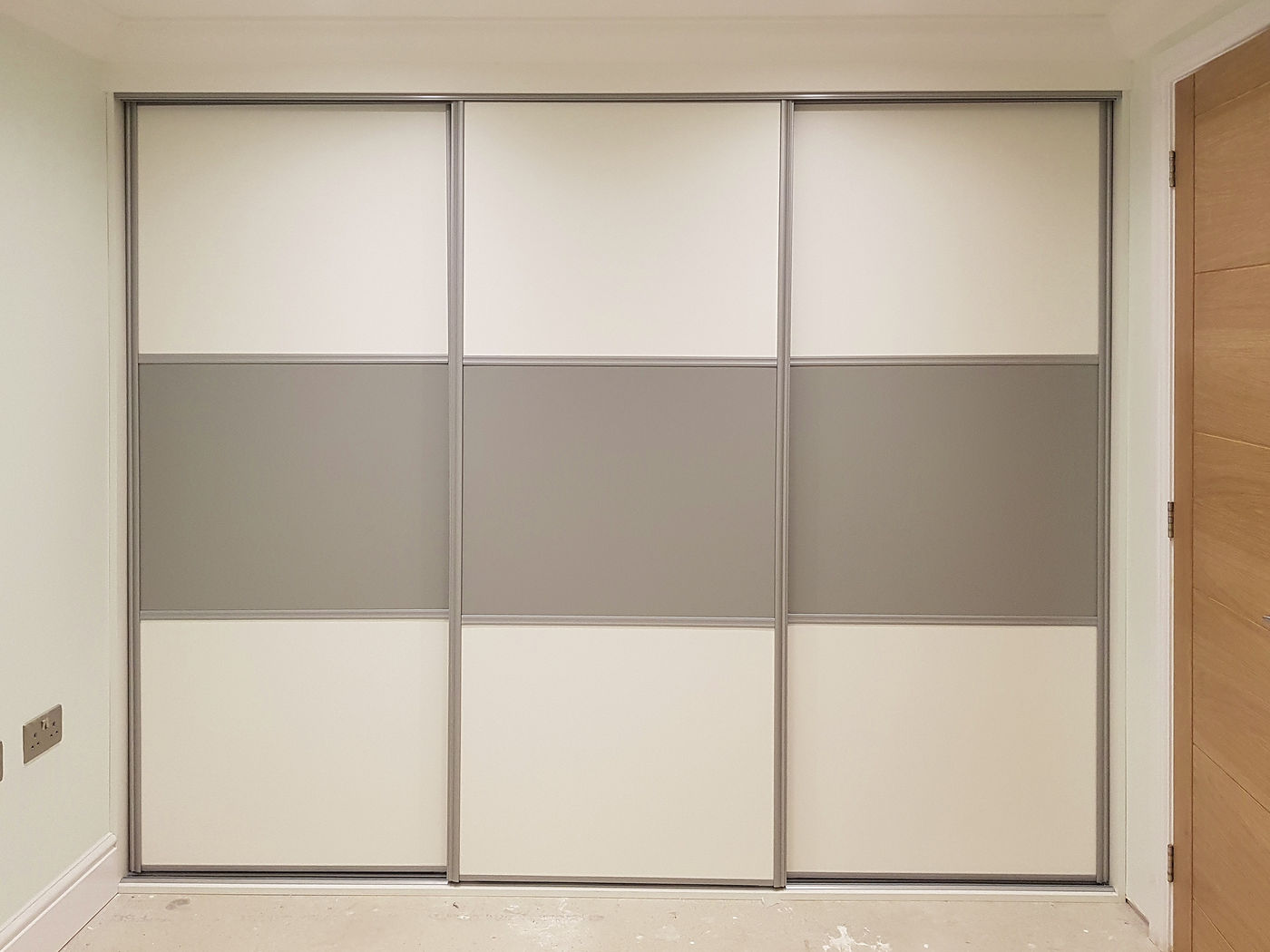 Three-panel sliding wardrobe