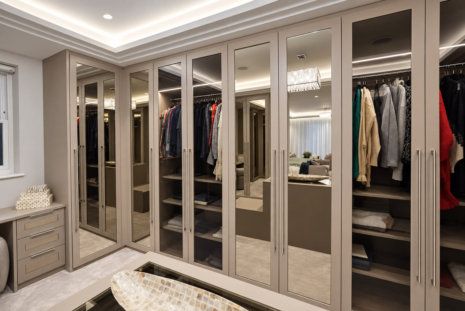 Mirrored wardrobe corner and interior storage