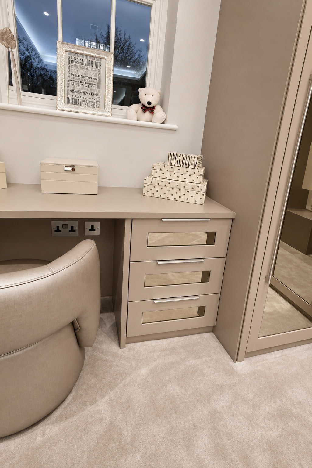 Fitted dressing table with mirrored drawers